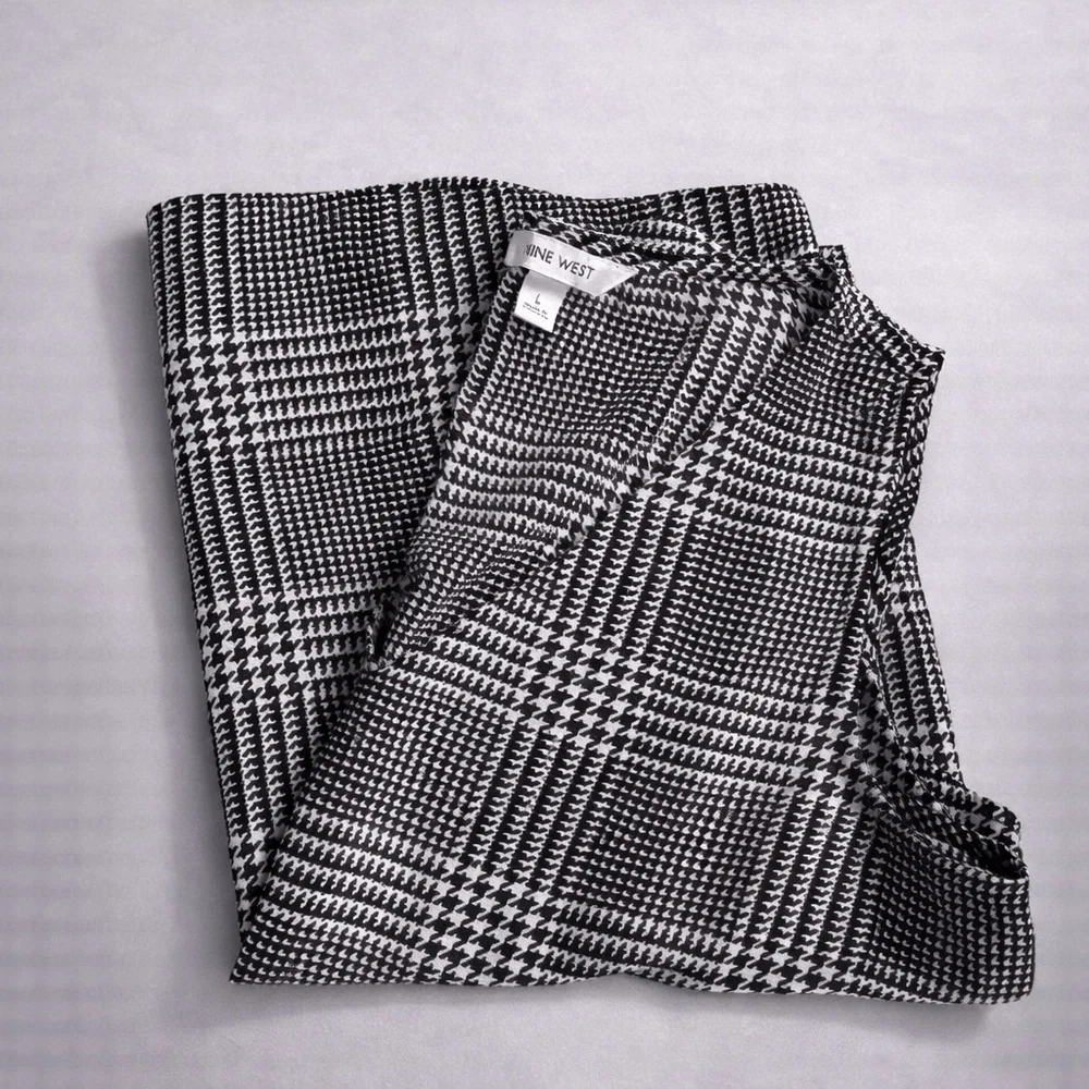 Nine West | Sleeveless Blouse | Large | Black & White Print - Picture 3 of 3